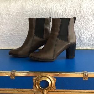 Clark’s Chelsea Boots (Brown)